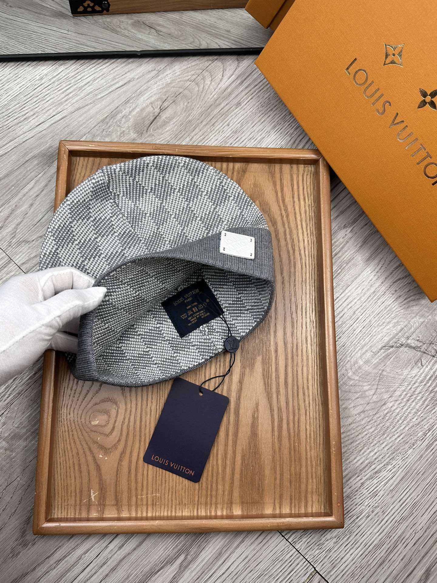 Lot 5 Bonnet Louis Vuitton