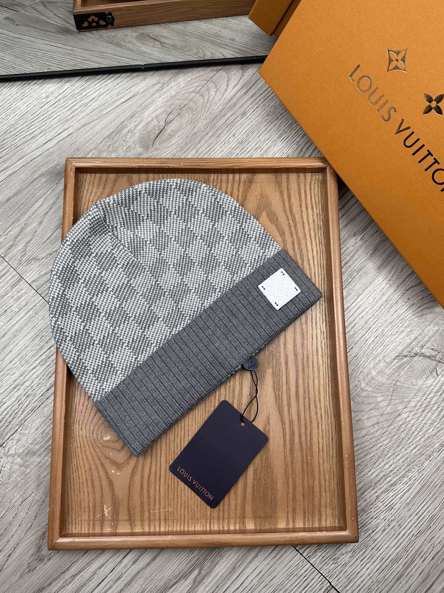 Lot 5 Bonnet Louis Vuitton