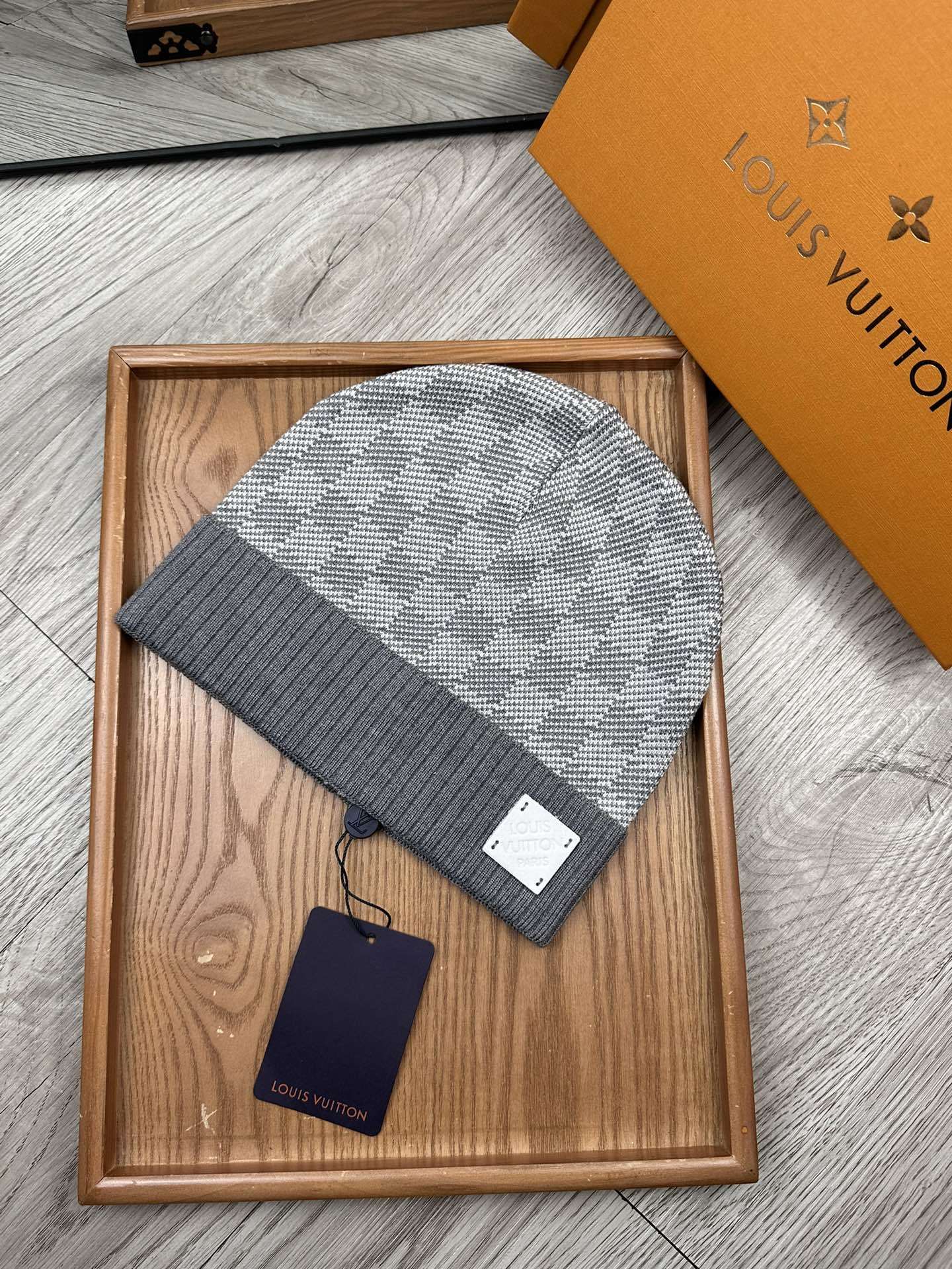 Lot 5 Bonnet Louis Vuitton