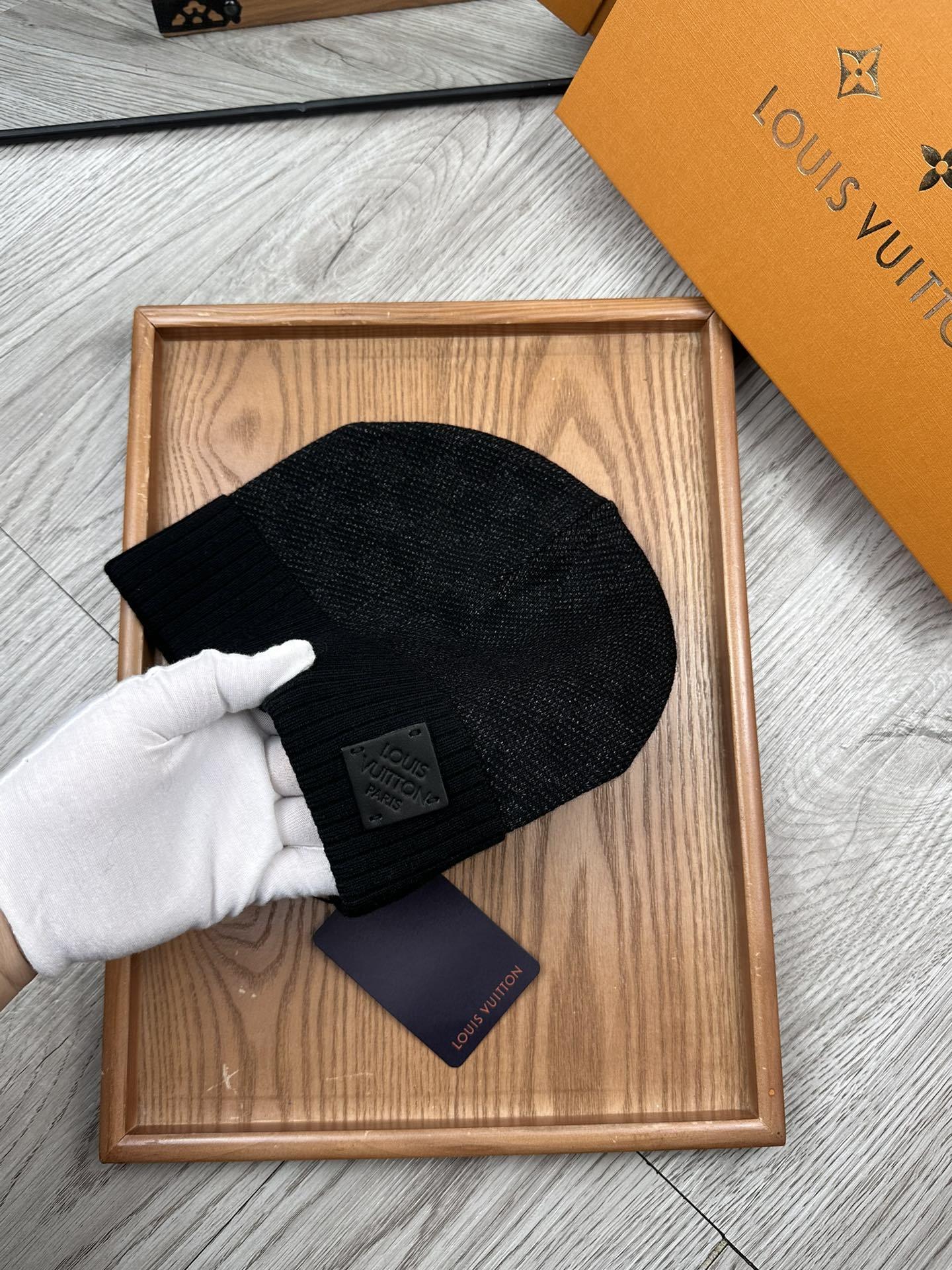 Lot 5 Bonnet Louis Vuitton