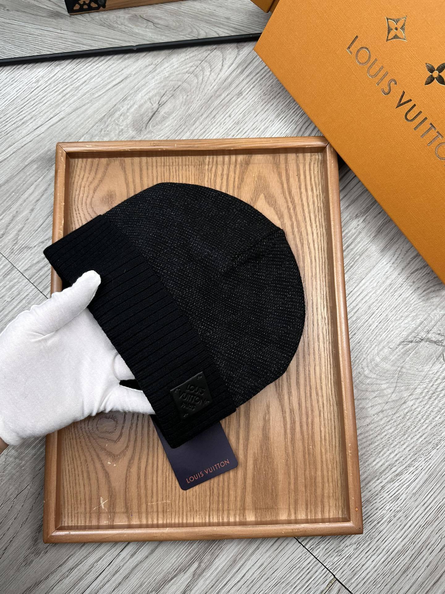 Lot 5 Bonnet Louis Vuitton
