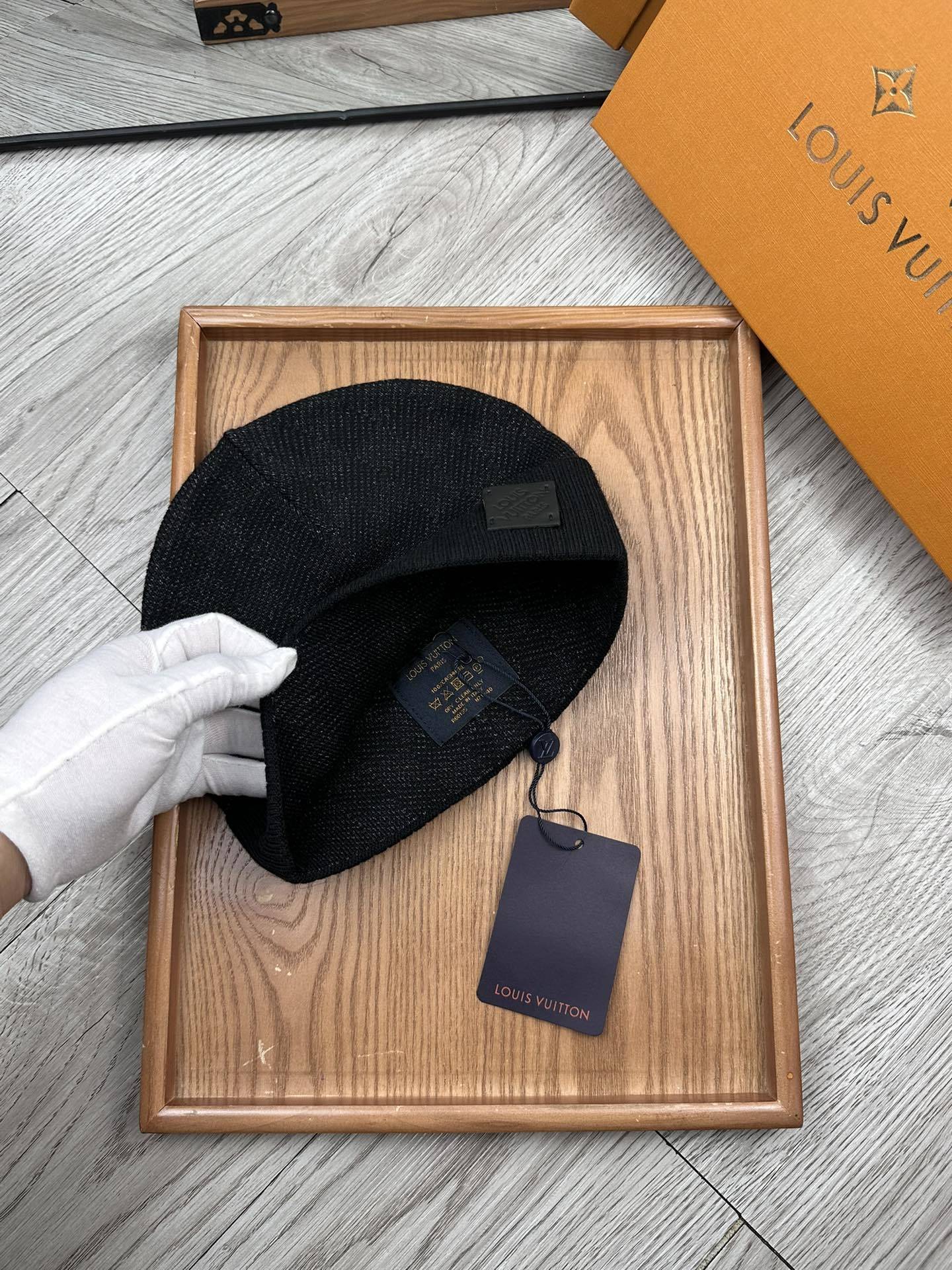 Lot 5 Bonnet Louis Vuitton