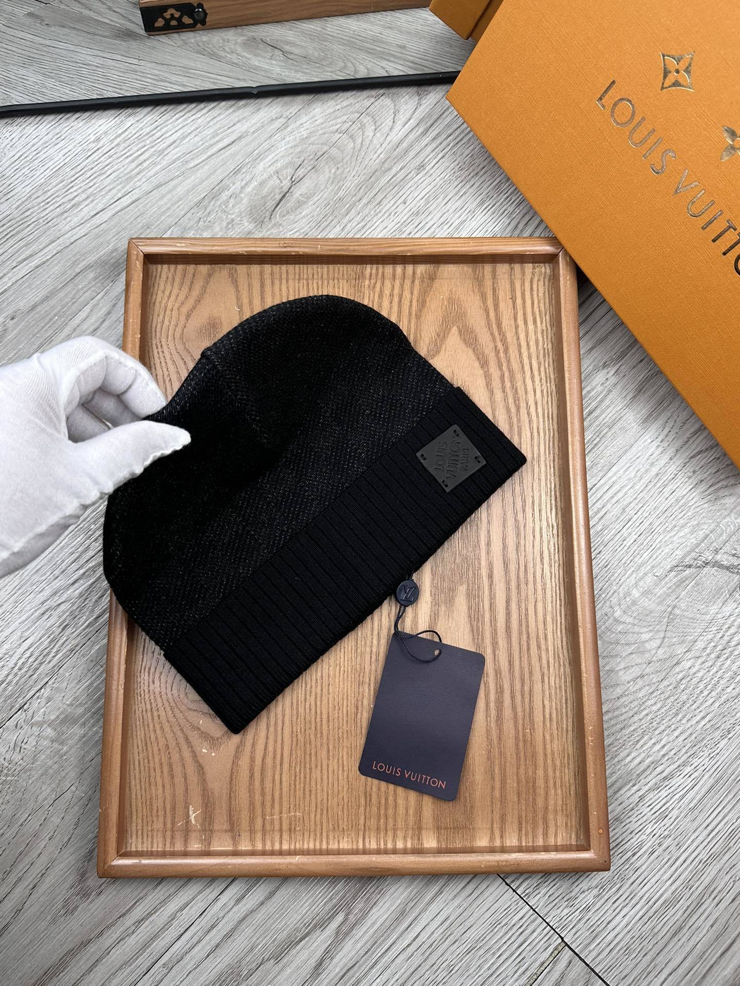 Lot 5 Bonnet Louis Vuitton