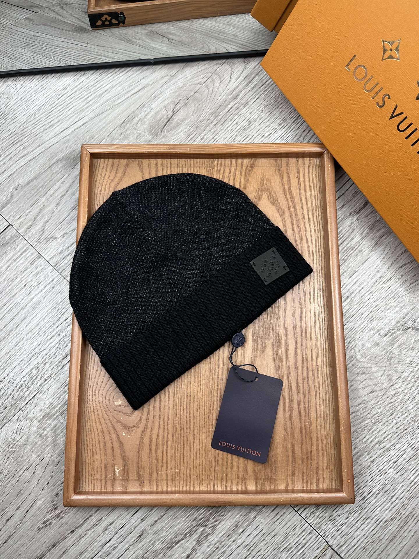 Lot 5 Bonnet Louis Vuitton