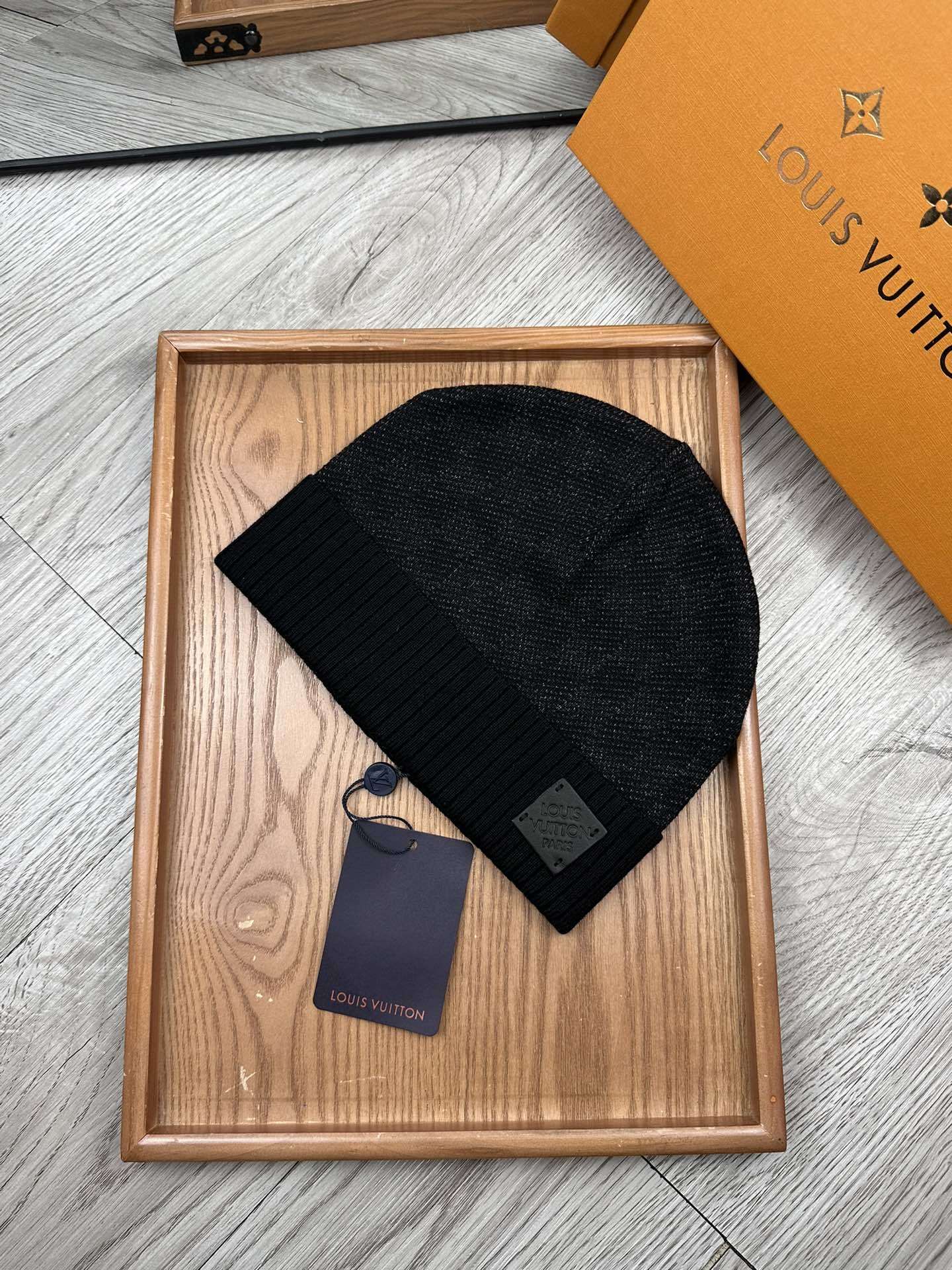 Lot 5 Bonnet Louis Vuitton
