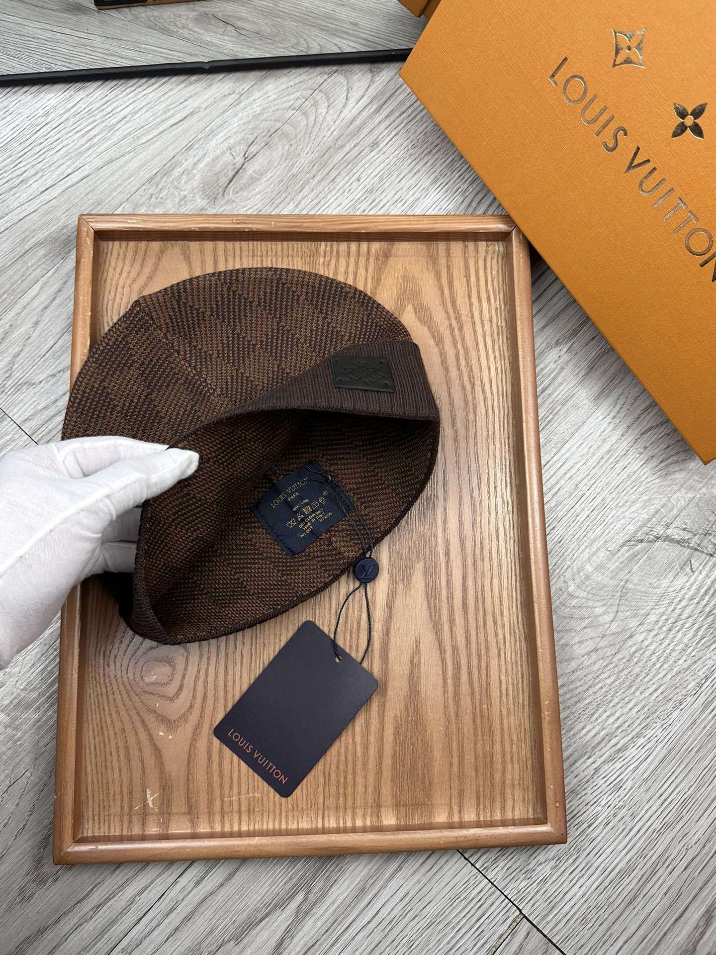 Lot 5 Bonnet Louis Vuitton