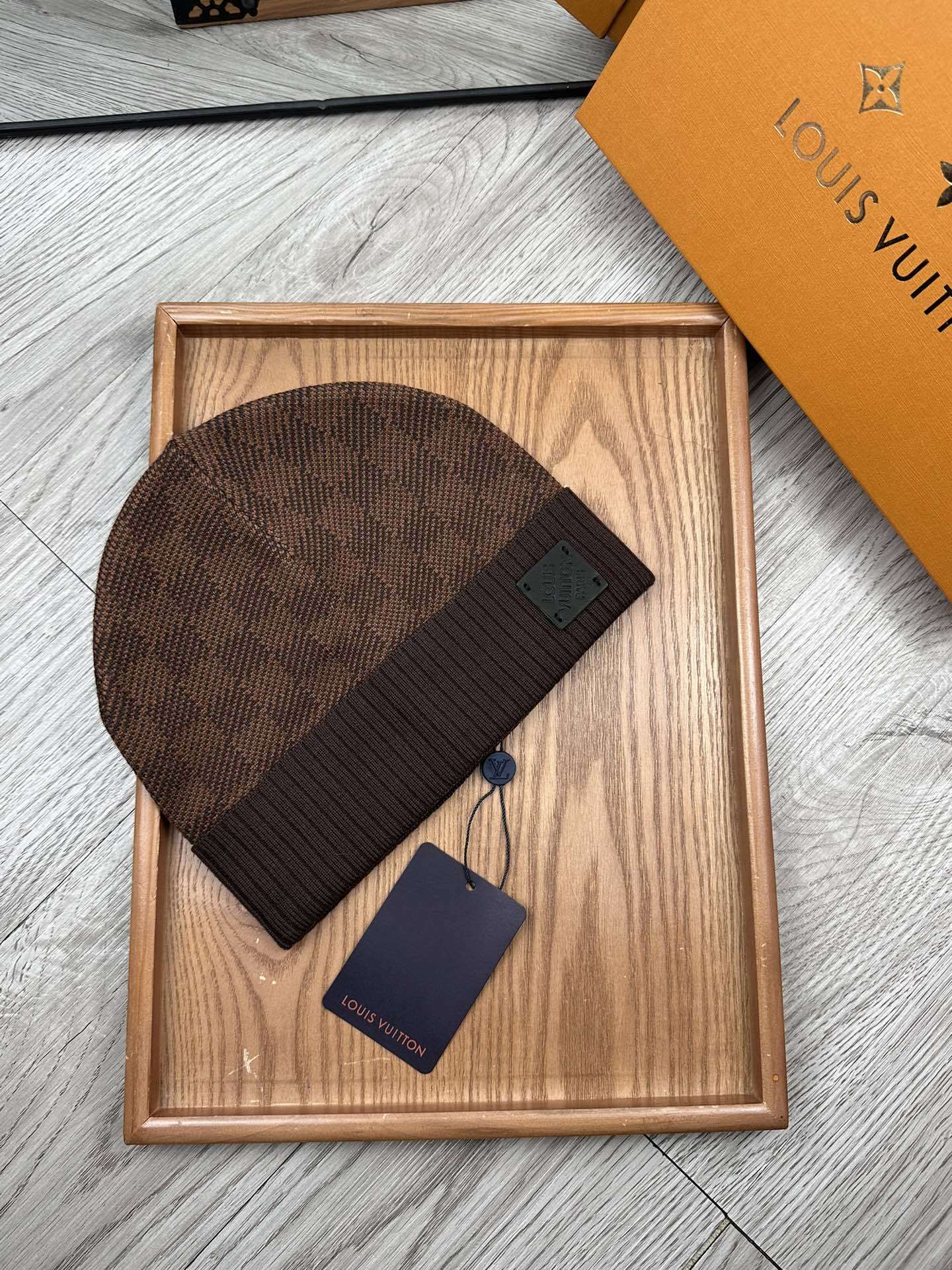 Lot 5 Bonnet Louis Vuitton