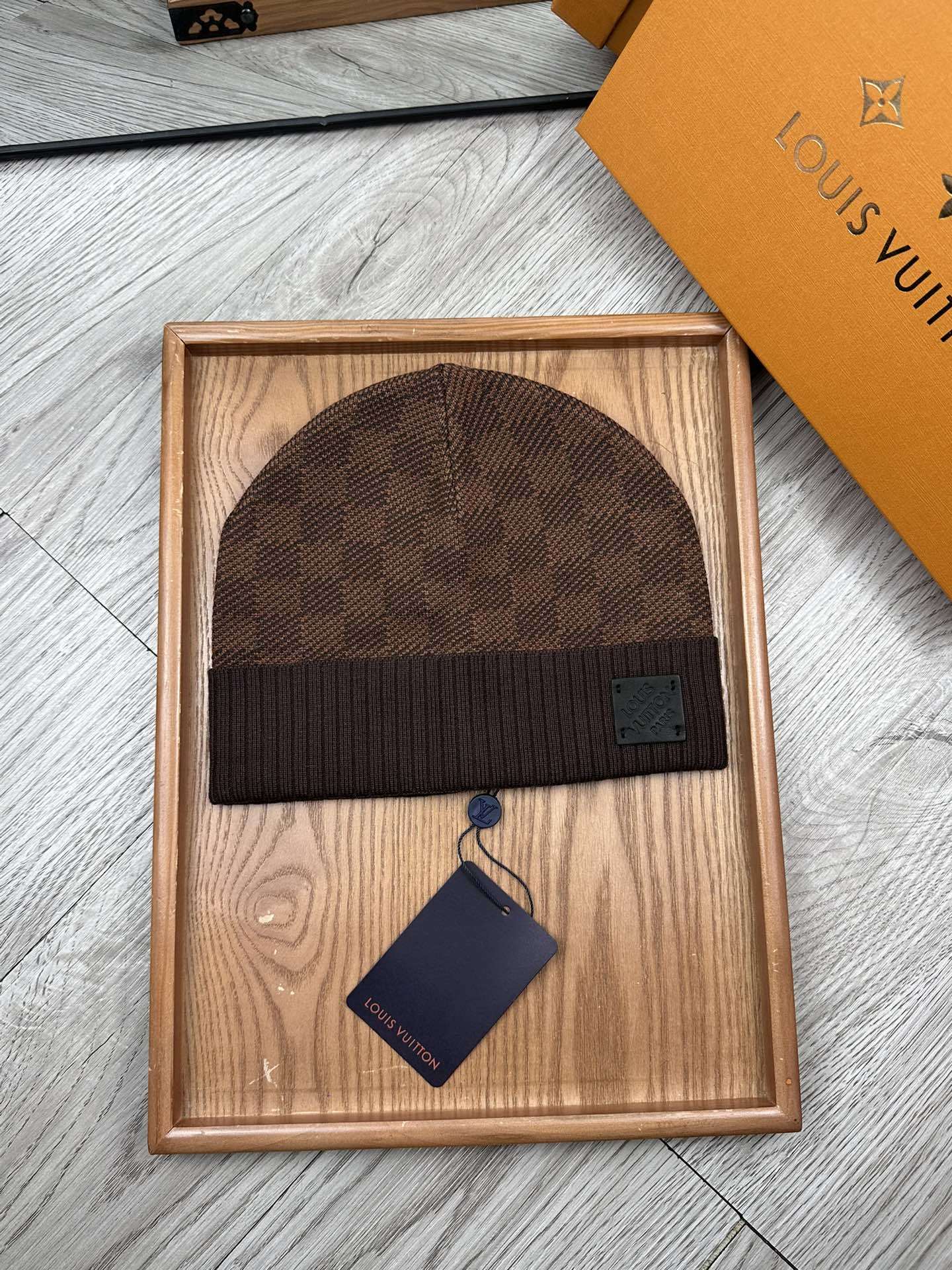 Lot 5 Bonnet Louis Vuitton