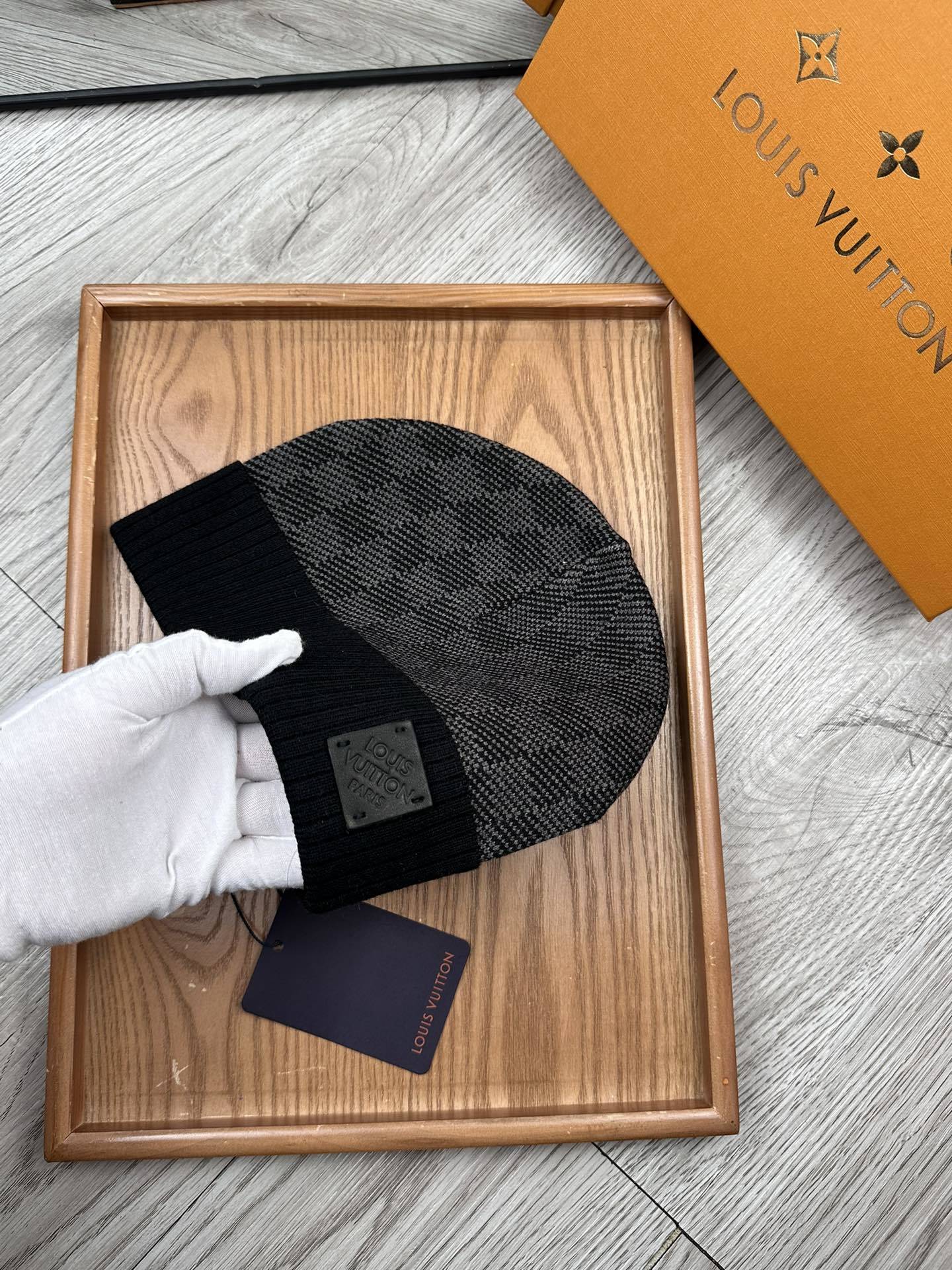 Lot 5 Bonnet Louis Vuitton