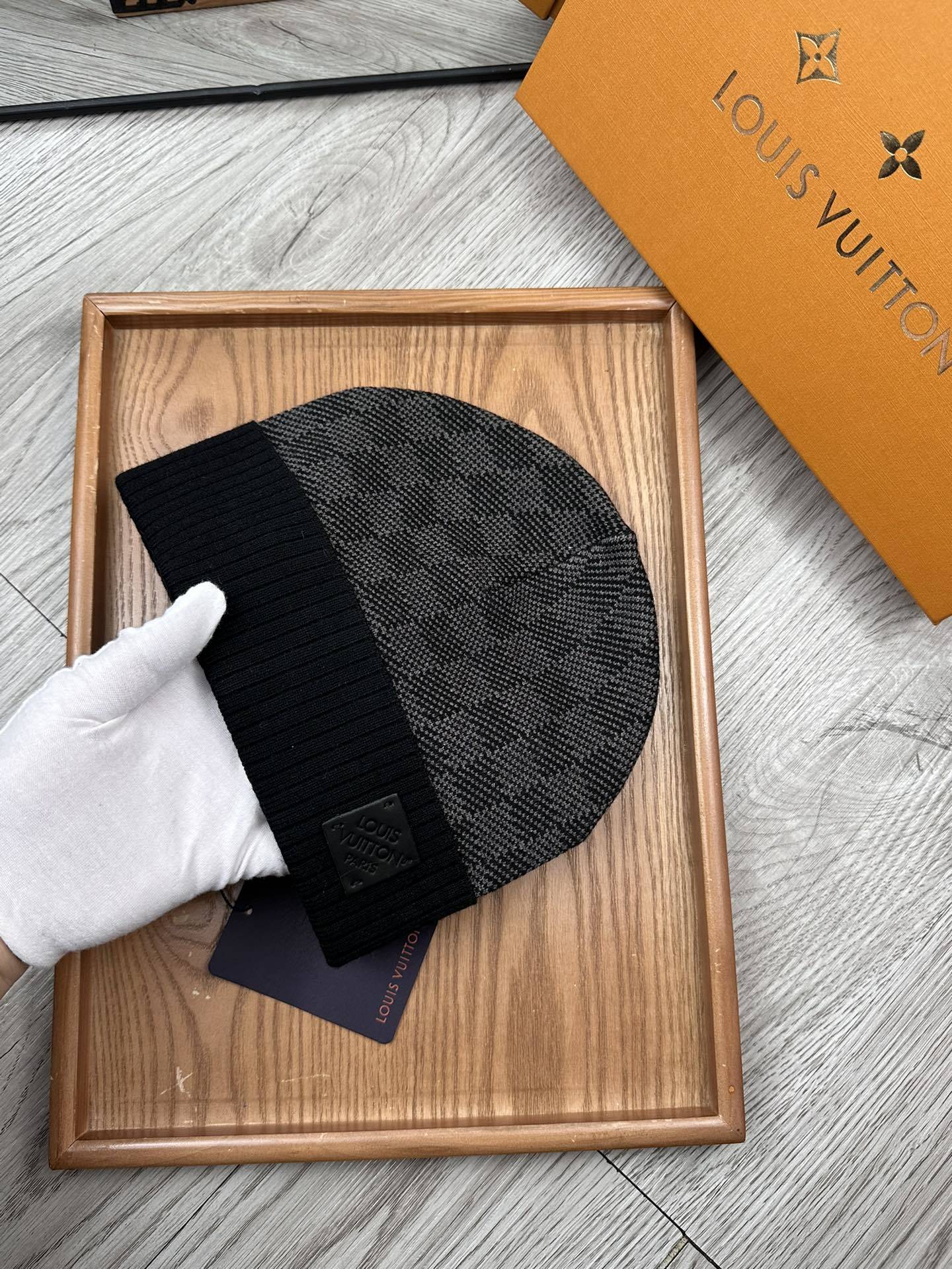 Lot 5 Bonnet Louis Vuitton
