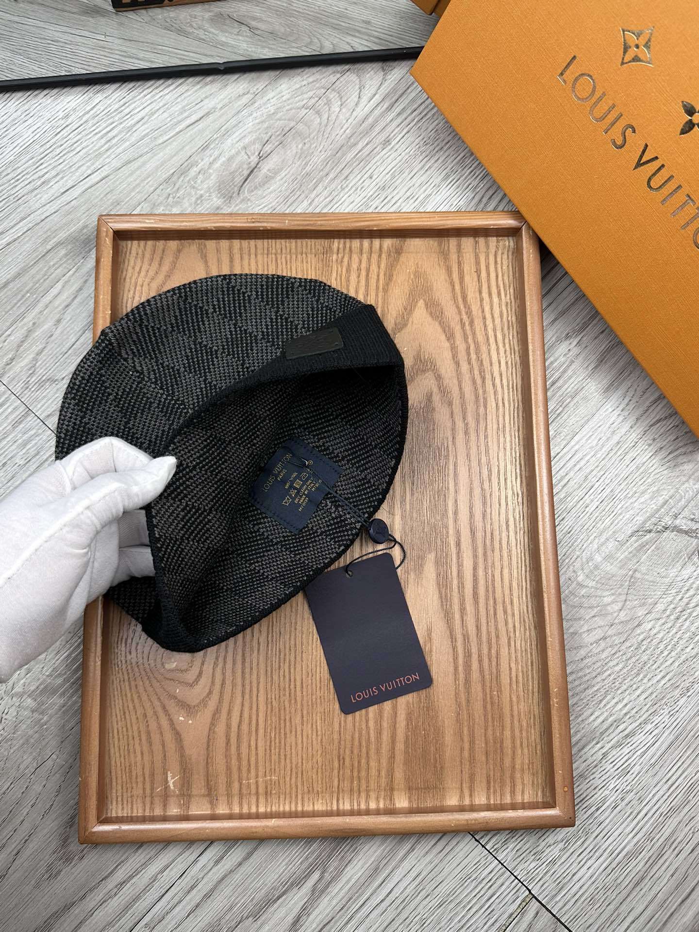 Lot 5 Bonnet Louis Vuitton