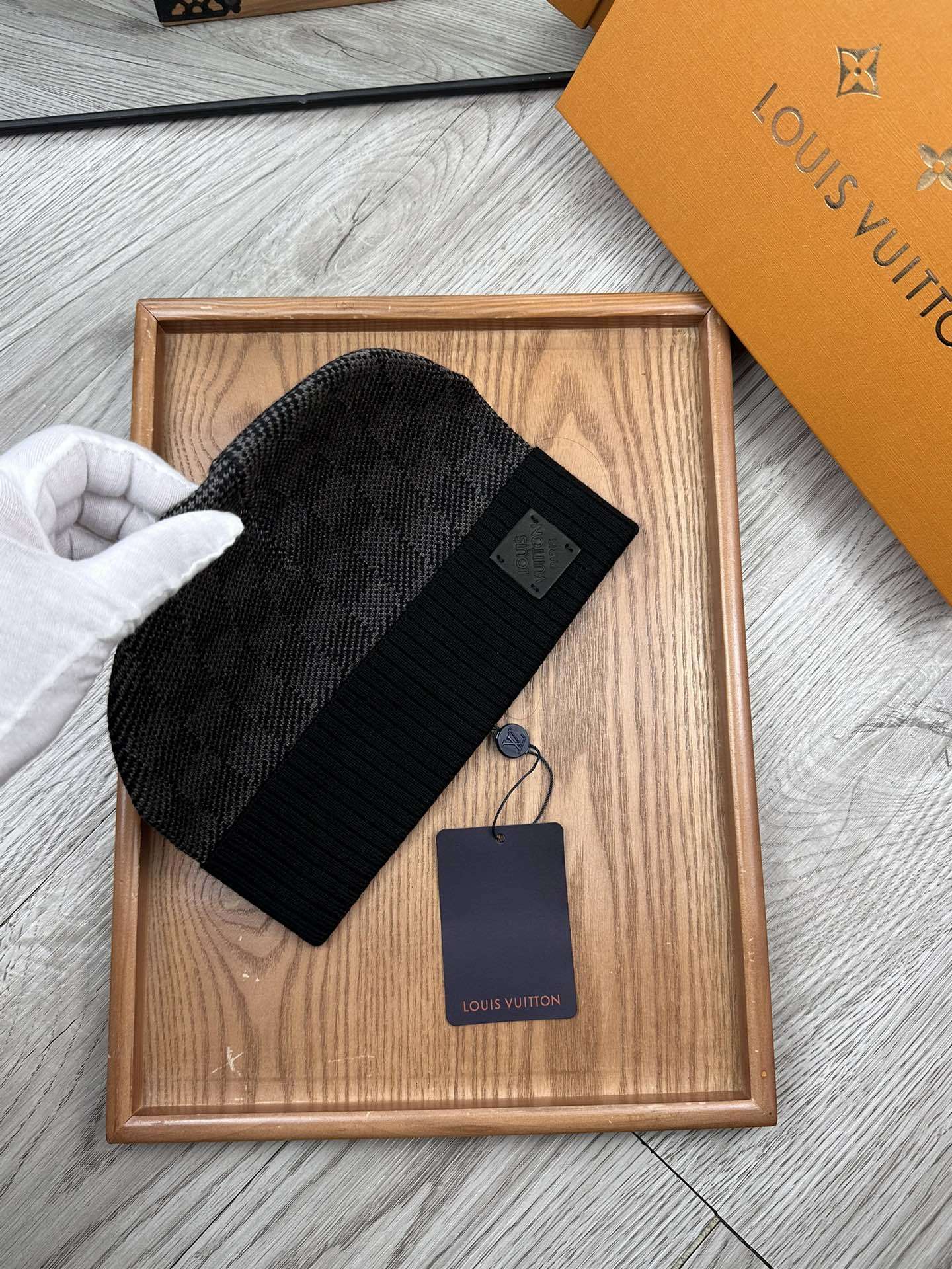 Lot 5 Bonnet Louis Vuitton