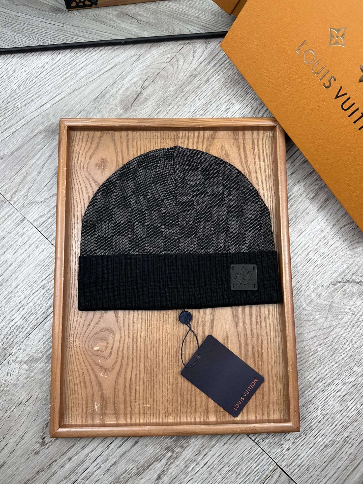 Lot 5 Bonnet Louis Vuitton