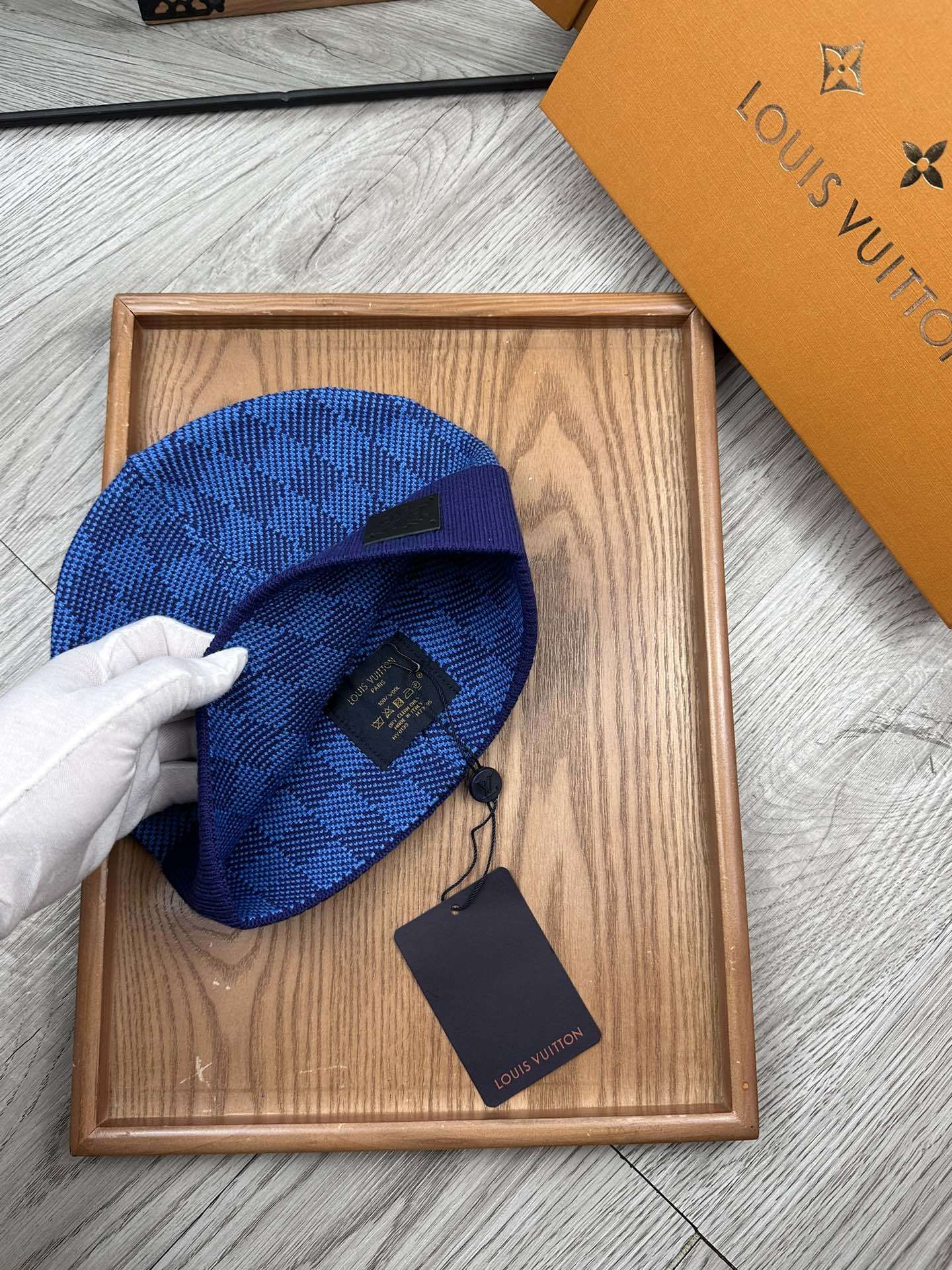 Lot 5 Bonnet Louis Vuitton