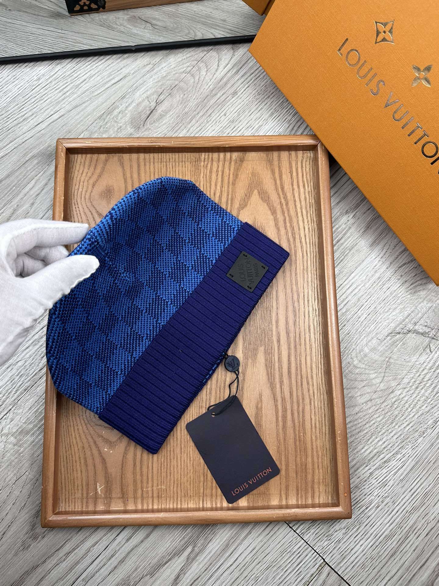Lot 5 Bonnet Louis Vuitton