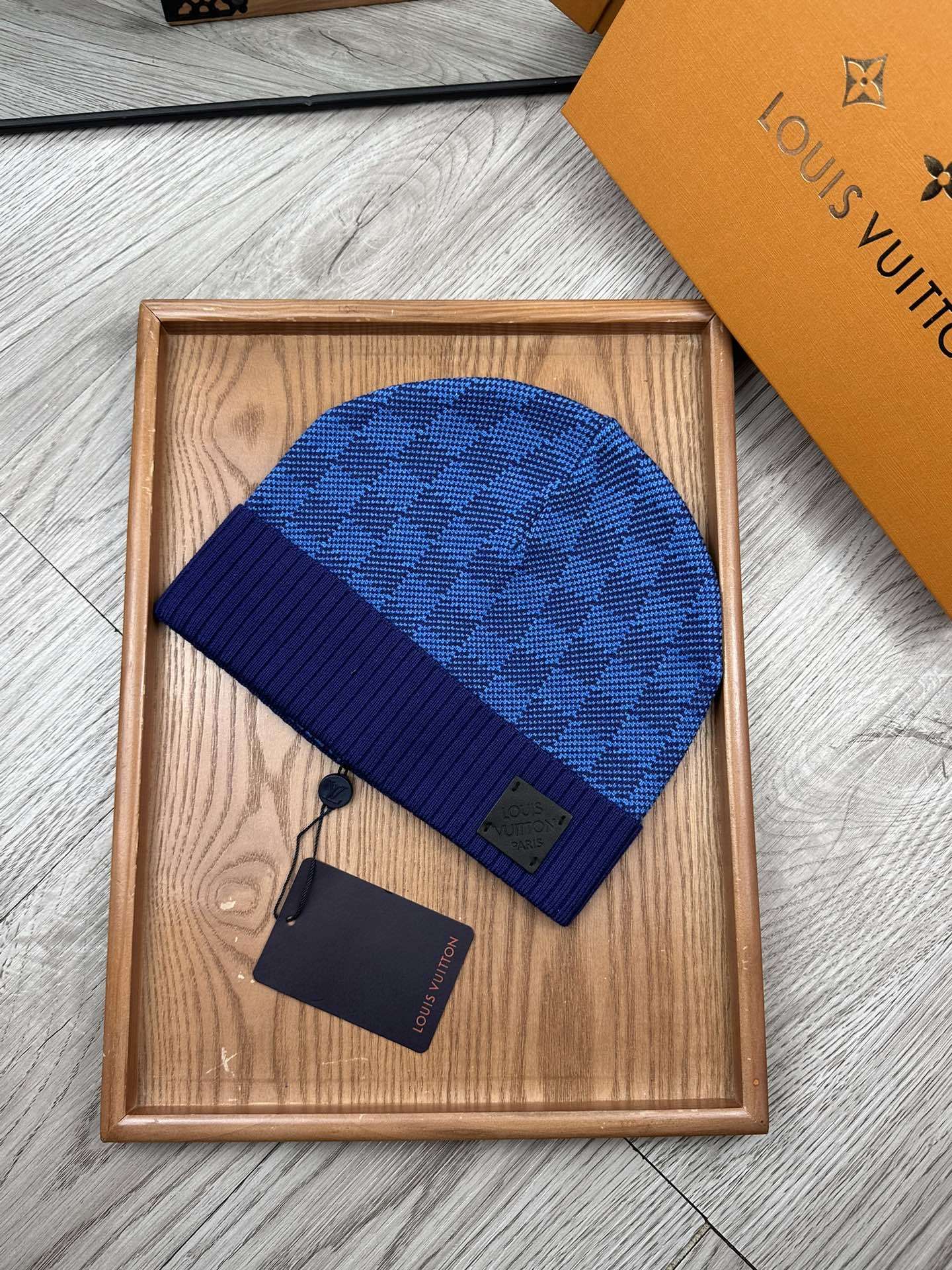 Lot 5 Bonnet Louis Vuitton