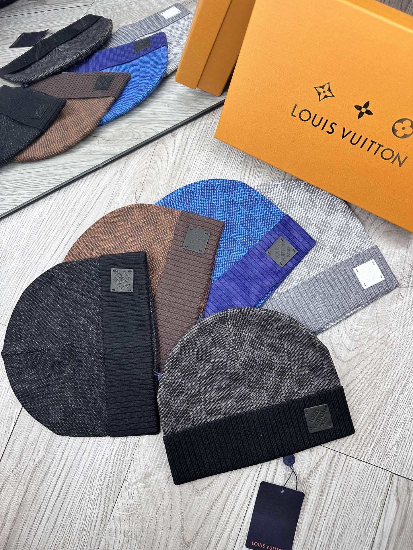 Lot 5 Bonnet Louis Vuitton